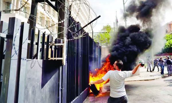 টাকা তুলতে লেবাননের কয়েক ব্যাংকে গ্রাহকদের হামলা