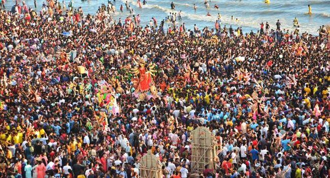 টানা ছুটিতে লাখো মানুষ কক্সবাজার সমুদ্র সৈকতে
