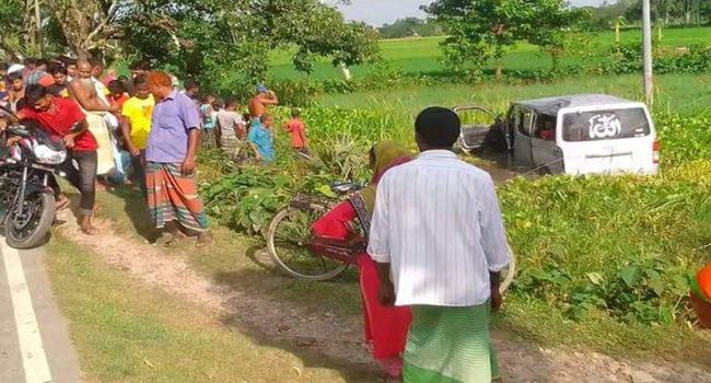 রাণীসংকৈলে গরুকে বাঁচাতে গিয়ে মাইক্রোবাস নিয়ন্ত্রণ হারিয়ে খাদে