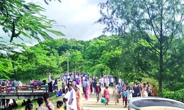 টানা ছুটিতে মিরসরাইয়ের পর্যটন স্পটগুলোতে মানুষের ঢল