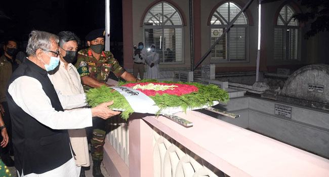 দাদা ভাইয়ের কবর জিয়ারত করলেন রাষ্ট্রপতি