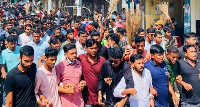 পাকুন্দিয়া ছাত্রলীগের নবগঠিত কমিটি বাতিলের দাবিতে ঝাড়ু মিছিল