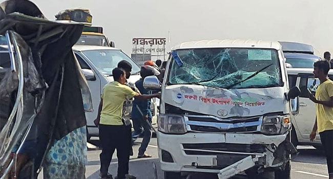 কাঁচপুরে মাইক্রোবাস-অটোরিকশা সংঘর্ষে নিহত ৫
