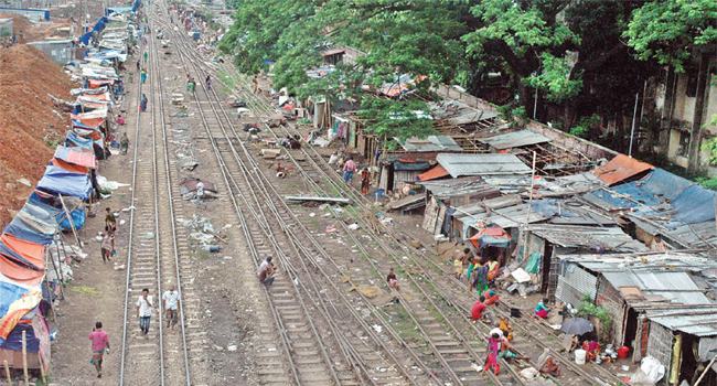 রেললাইনের পাশে বাজার ও বস্তি কেন