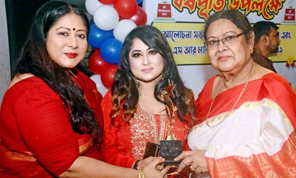 সম্মাননা গ্রহণ করে গর্বিত শিউলী শিলা