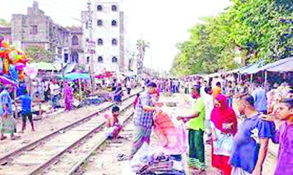 রেললাইনের পাশে বাজার ও বস্তি কেন