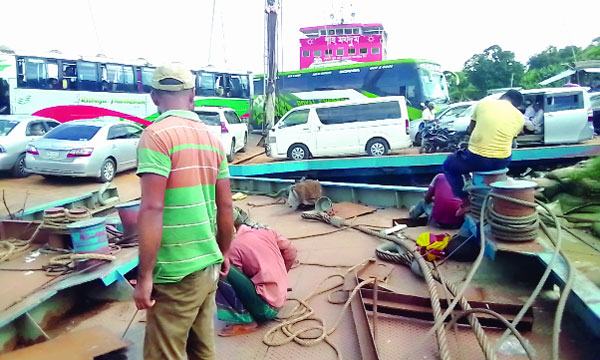 দৌলতদিয়ায় পন্টুন মেরামত ও যানবাহনের চাপে পারাপার ব্যাহত