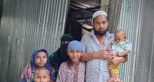 নোয়াখালীতে চিকিৎসার অভাবে অন্ধ হয়ে যাচ্ছেন মাসুদ