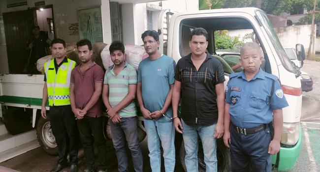 মিরসরাইয়ে বিপুল পরিমাণ ভারতীয় শাড়ি-সহ আটক-৪