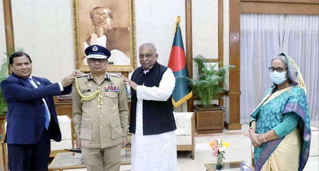 আইজিপি র‌্যাঙ্ক ব্যাজ পরানো হলো চৌধুরী আবদুল্লাহ আল-মামুনকে