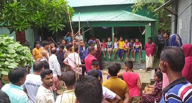 মায়ের নিথর লাশের কাছে বসে কাঁদছিল ৭ বছরের শিশু