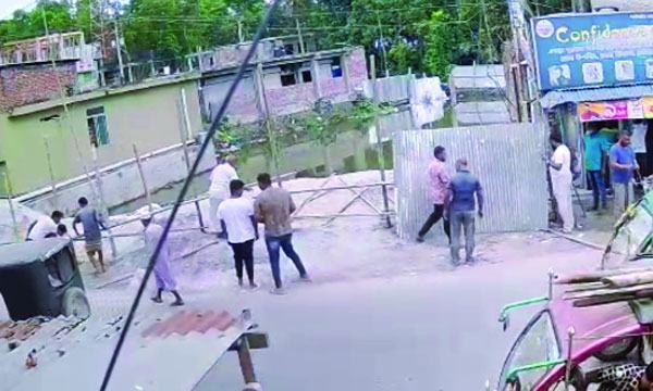 শ্রীনগরে সন্ত্রাসী কায়দায় জায়গা দখল