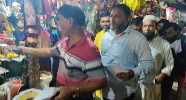 বিভাগীয় সমাবেশ সফল করতে হোসেনপুরে বিএনপির লিফলেট বিতরণ