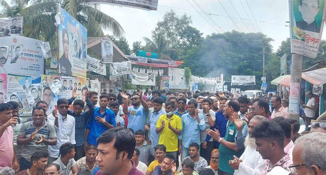 গাইবান্ধায় নির্বাচন বন্ধের প্রতিবাদে আওয়ামী লীগ নেতাকর্মীদের বিক্ষোভ