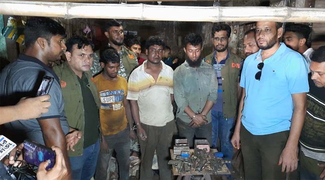 যশোরে কারখানা থেকে বিপুল পরিমাণ অস্ত্রসহ ৩ জন আটক