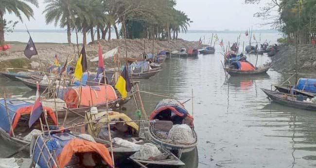২২ দিনের নিষেধাজ্ঞায় দ্রুত চাল চায় দশমিনার জেলেরা