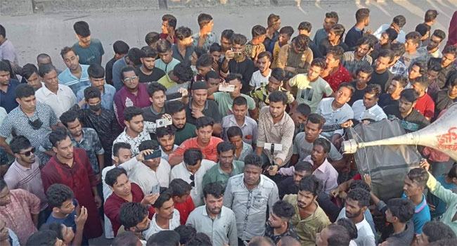 বারইয়ারহাট পৌর মেয়র গুলিবিদ্ধ : জড়িতদের শাস্তি দাবিতে বিক্ষোভ