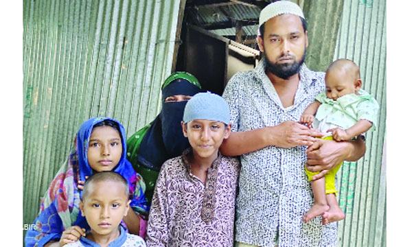 চিকিৎসার অভাবে নিভে যাচ্ছে মাসুদের চোখের আলো