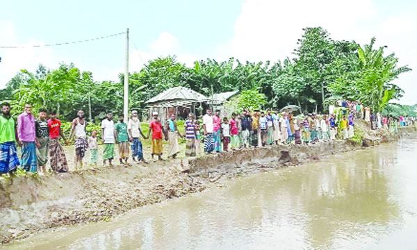 ধরলা ও দুধকুমারের ভাঙন রোধের দাবিতে মানববন্ধন