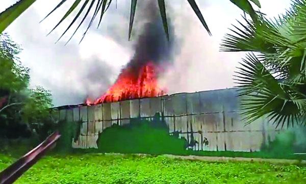 শ্রীপুরে পৃথক অগ্নিকাণ্ডে একটি কারখানা ও ৪০ ঘর পুড়ে ছাই