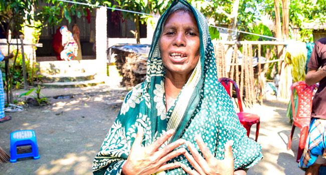 স্বামীর পর সন্তানের লাশ, কোনোভাবেই আলোর মুখ দেখছেন না জামিলা