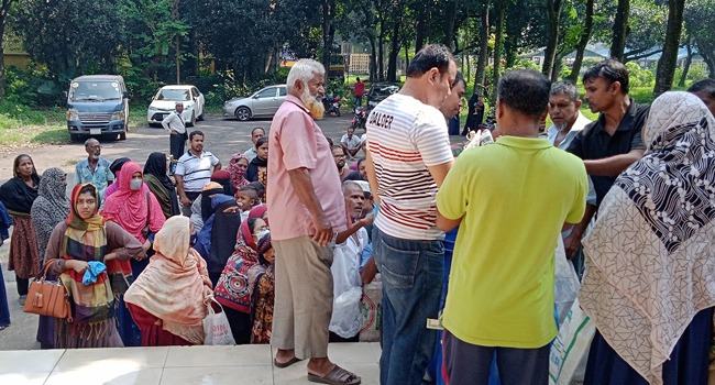 সাভারে ডেইরি ফার্মের দুধ না পেয়ে ক্ষুদ্ধ ক্রেতারা