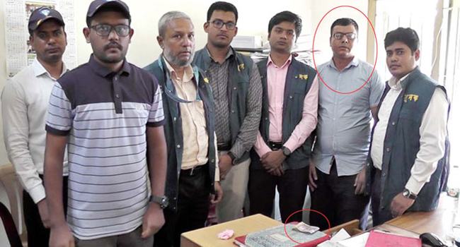 ঘুষ নিতে গিয়ে আটক শিক্ষা অফিসের কর্মচারী