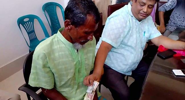 দুর্নীতির টাকা ফেরত দিলেন প্রধান শিক্ষক