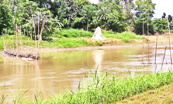দামুড়হুদায় মাথাভাঙ্গা নদীতে অবৈধ বাঁধ