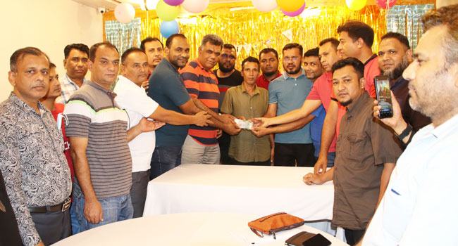 মালয়েশিয়ায় পা হারানো কর্মীকে ৩ লাখ টাকার আর্থিক সহযোগিতা করলো প্রবাসীরা