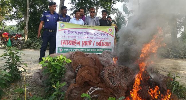 মঠবাড়িয়ায় মা ইলিশ রক্ষায় নদীতে অভিযান