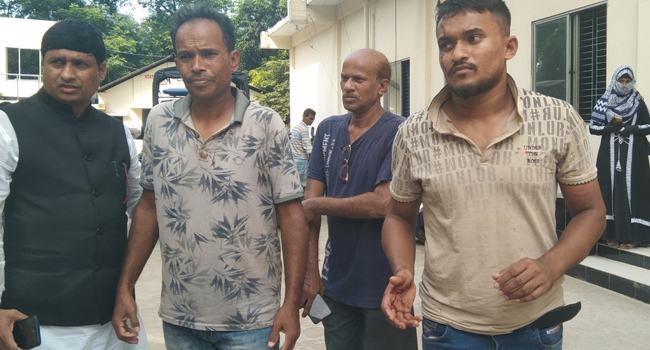আশুলিয়ায় প্রবাসী বাবা-ছেলেকে কুপিয়ে জখম