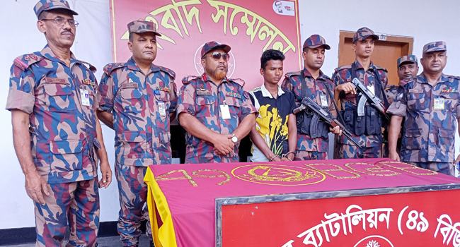 ভারতে পাচারের সময় সাড়ে ১২ কেজি স্বর্ণসহ পাচারকারী আটক