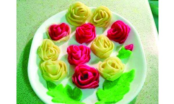 দর্শনীয় গোলাপ ফুল পিঠা