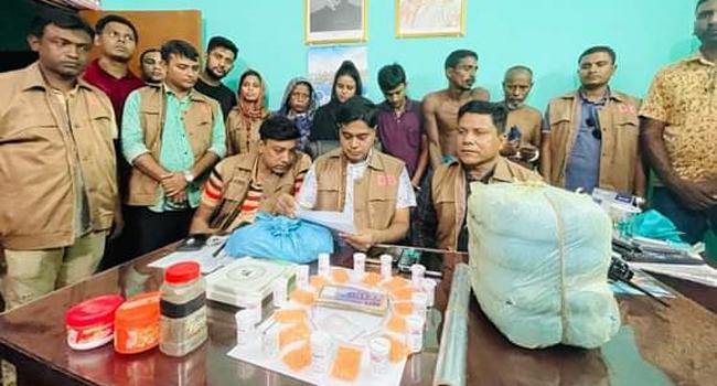 মঠবাড়িয়ায় মাদকসহ আটক ৫