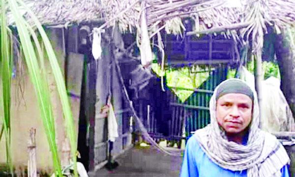 ঝুপড়ি ঘরে মুয়াজ্জিনের মানবেতর জীবন