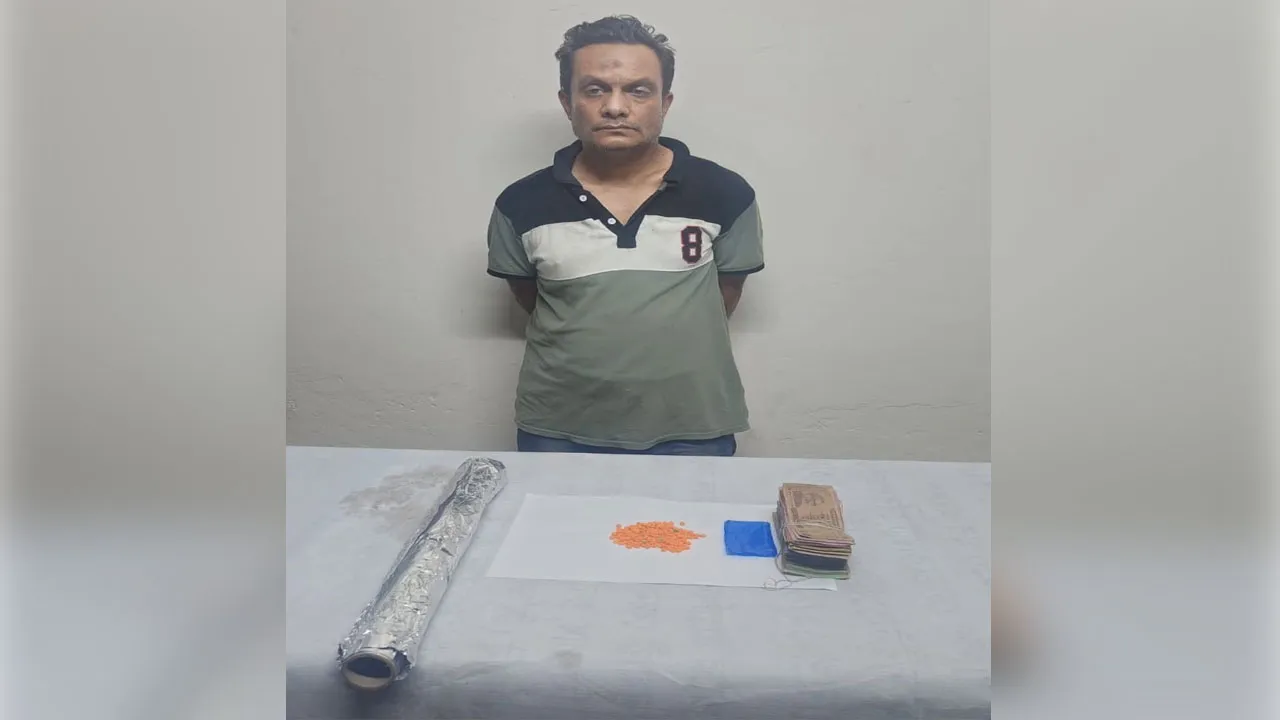 লোহাগাড়ায় ইয়াবা ও নগদ টাকাসহ আটক ১