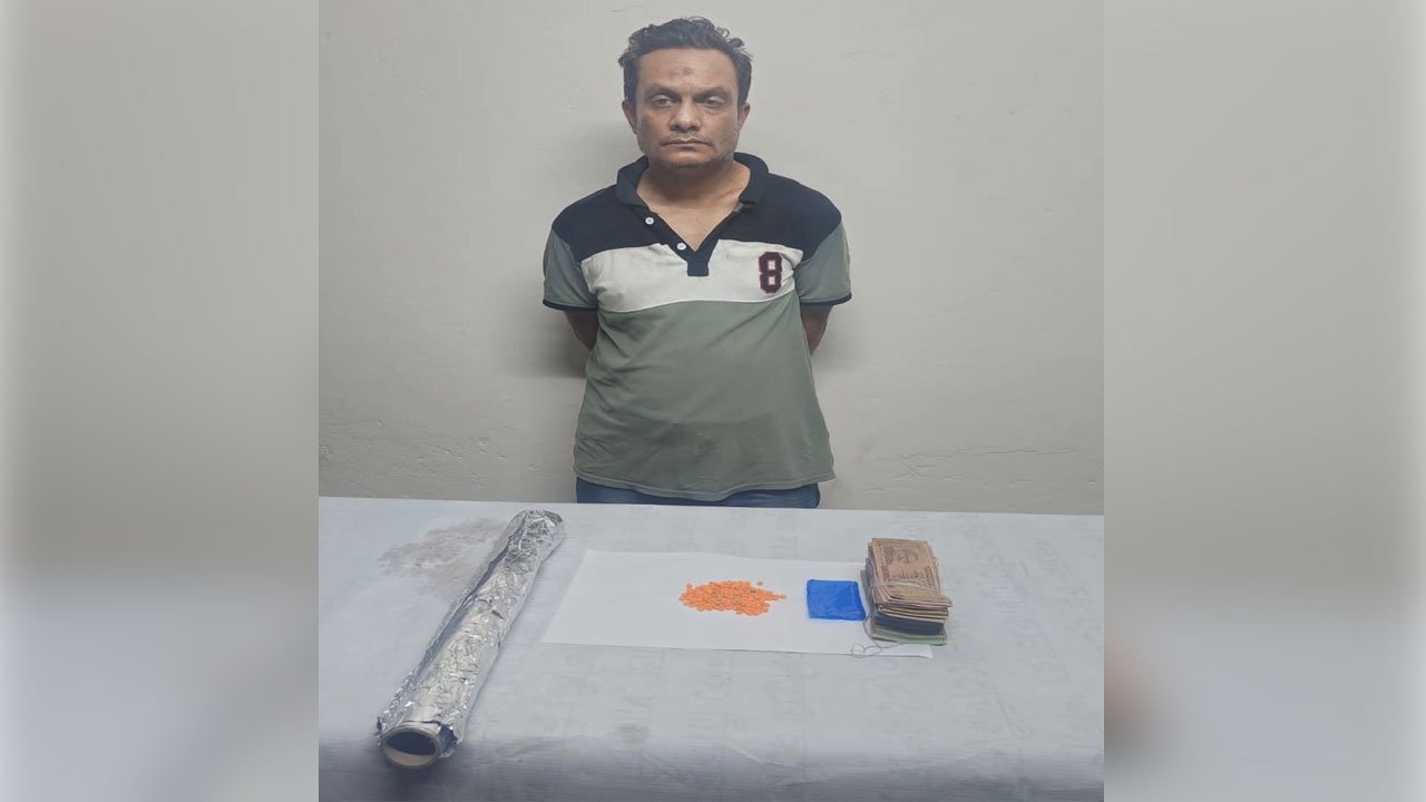 লোহাগাড়ায় ইয়াবা ও নগদ টাকাসহ আটক ১