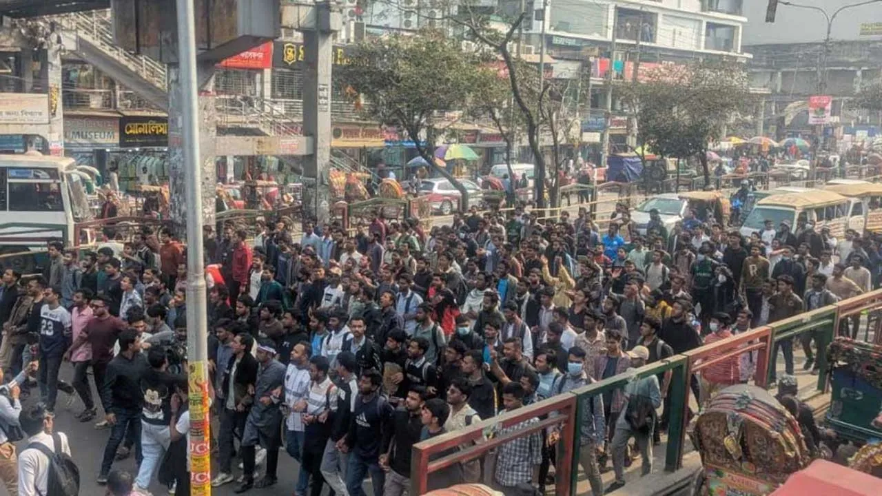 সায়েন্সল্যাবসহ ঢাকার তিন স্থানে সাত কলেজ শিক্ষার্থীদের সড়ক অবরোধ