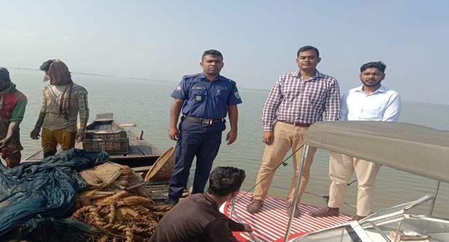 অভিযানে ৪ লাখ টাকার বেড়জাল ও কারেন্ট জাল জব্দ