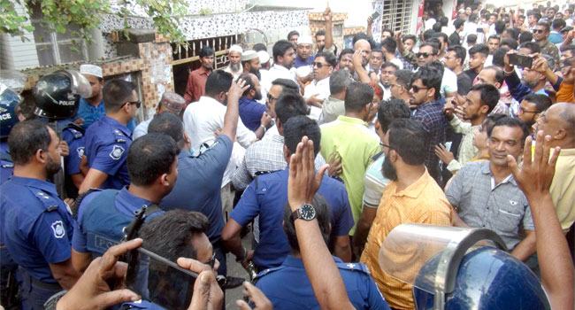 ঝালকাঠিতে বিএনপির বিক্ষোভ মিছিলে বাধা দেয়ার অভিযোগ