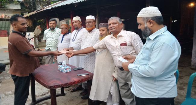 বাবুগঞ্জে অগ্নিকাণ্ডে ক্ষতিগ্রস্তদের জামায়াতের আর্থিক সহায়তা