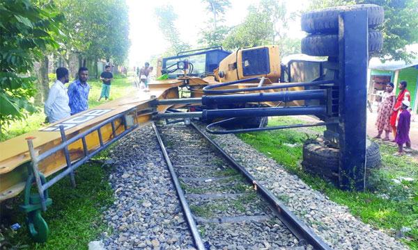 ঢাকা-ময়মনসিংহ রুটে ক্রেন উল্টে আড়াই ঘণ্টা ট্রেন চলাচল বন্ধ