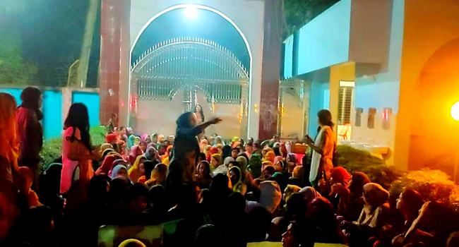 ইবি ছাত্রীকে ছাত্রলীগ কর্মীর হেনস্তা, আন্দোলনে ছাত্রীরা