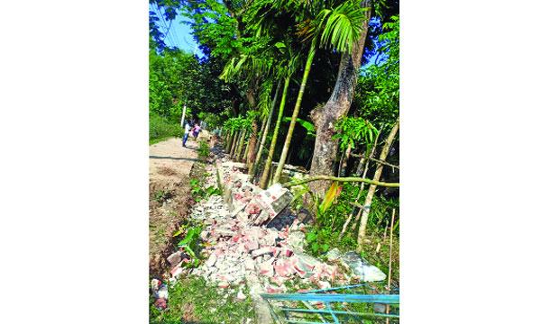 কুলাউড়ায় রাস্তার জন্য জমি দেয়া বাড়ির প্রাচীর ভাঙল পৌরসভা