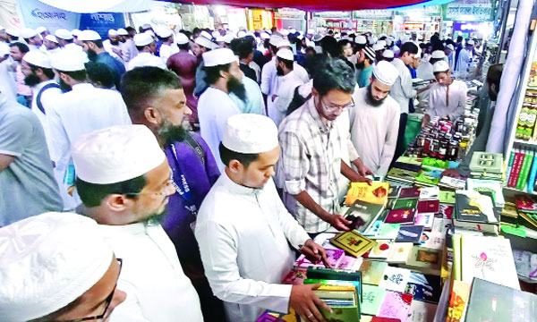 বায়তুল মোকাররমে ইসলামী বইমেলায় উপচেপড়া ভিড়
