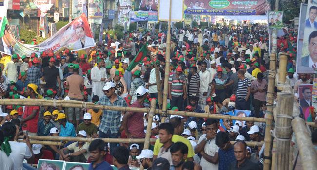 খুলনায় বিএনপির সমাবেশস্থলে মানুষের ঢল