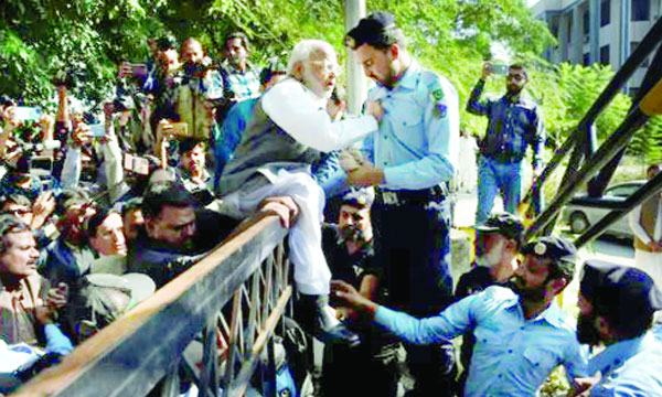 ইমরানকে অযোগ্য ঘোষণার পর পাকিস্তানজুড়ে বিক্ষোভ