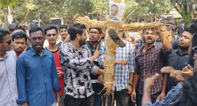 ৯ দফা দাবিতে রাবি শির্ক্ষাথীদের ঢাকা-রাজশাহী মহাসড়ক অবরোধ