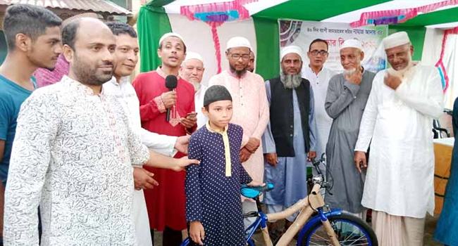 ৪০ দিন জামাতে নামাজ : সাইকেল পেল ১৫ যুবক